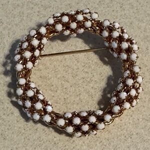 Vintage Elegant Gold tone milkglass rhinestone Wreath Brooch (816)